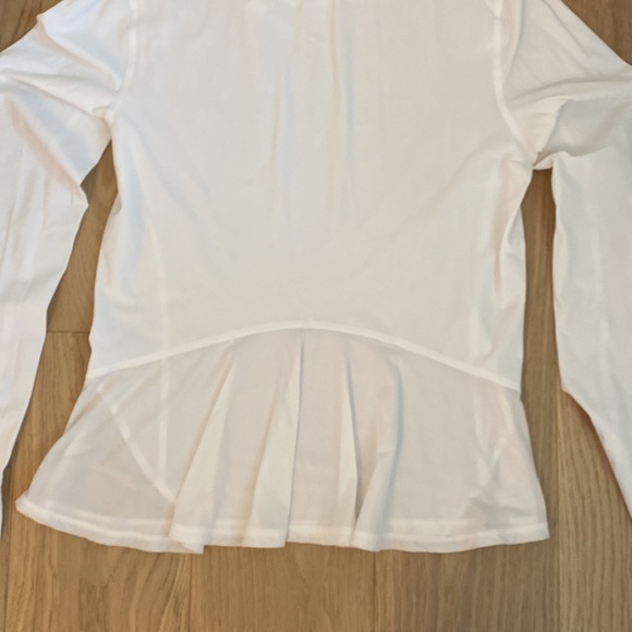 Perfect . NWOUTS . Size 4 Lululemon shirt - Picture 4 of 4